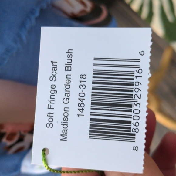 Vera Bradley Soft Fringe Scarf in Madison Garden Blush New - Picture 2 of 6